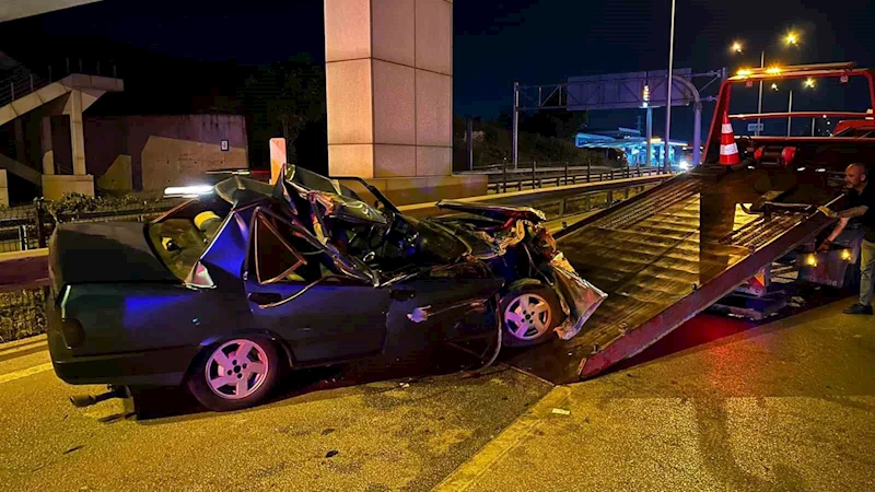 Kontrolden çıkan otomobil önce tıra sonra bariyerlere çarptı: 1 ağır yaralı
