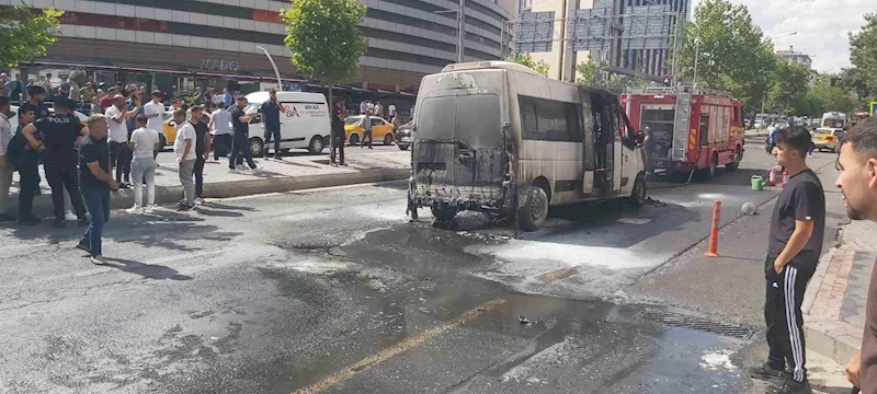 Diyarbakır’da şehir içi minibüs alevlere teslim oldu

