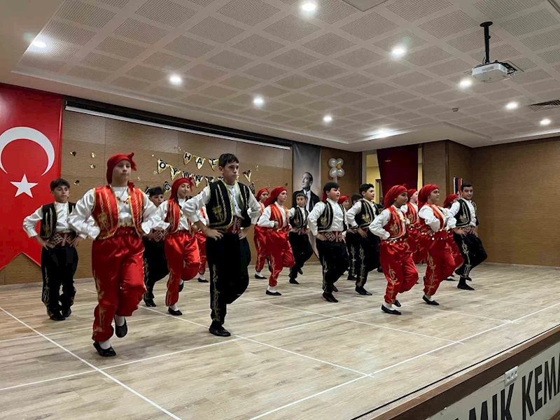 Halk oyunları gösterileri alkış aldı

