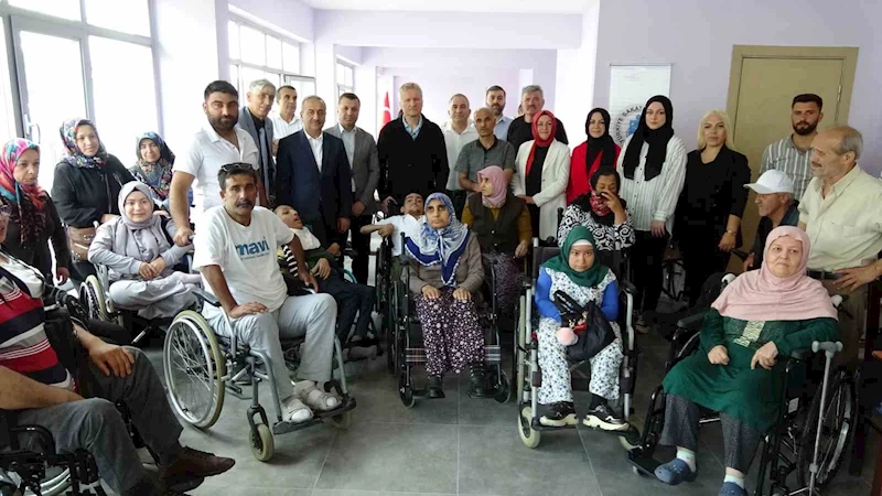 İhtiyaç sahibi engelliler bayram öncesinde sandalyelerine kavuştu
