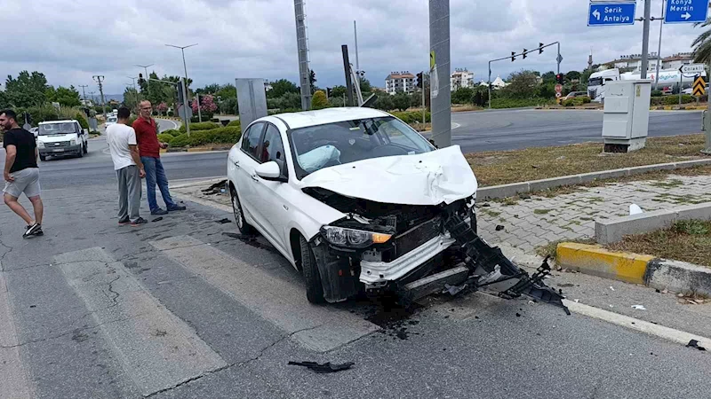 Antalya’da çarpışan araçlar hurdaya döndü: 1 yaralı
