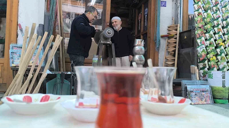 Baba - oğul bayram öncesi bıçak bileme mesaisinde
