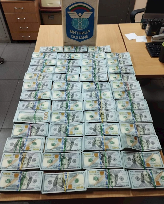 Otobüs buzdolabında 510 bin dolar yakalandı
