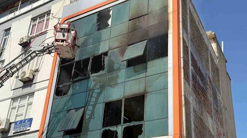 İş merkezindeki imalathanede çıkan yangın kontrol altına alındı
