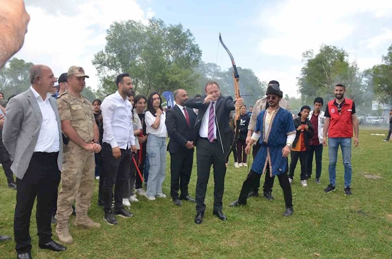 Bulanık’ta çocuklar şenlikte gönüllerince eğlendi
