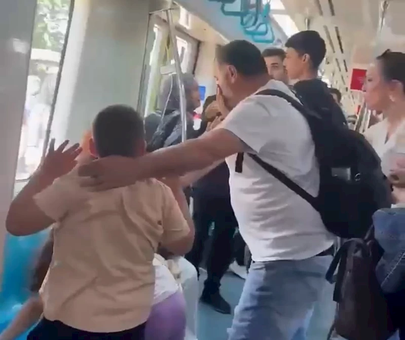 Marmaray’da çocuklarının yanında babayı darbeden iki şahıs yakalandı
