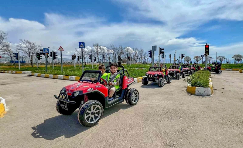 Van Büyükşehir Belediyesinden öğrencilere trafik eğitimi
