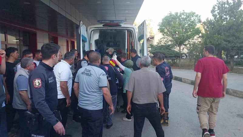 Sulama kanalı düşen çocuğu annesi kurtardı
