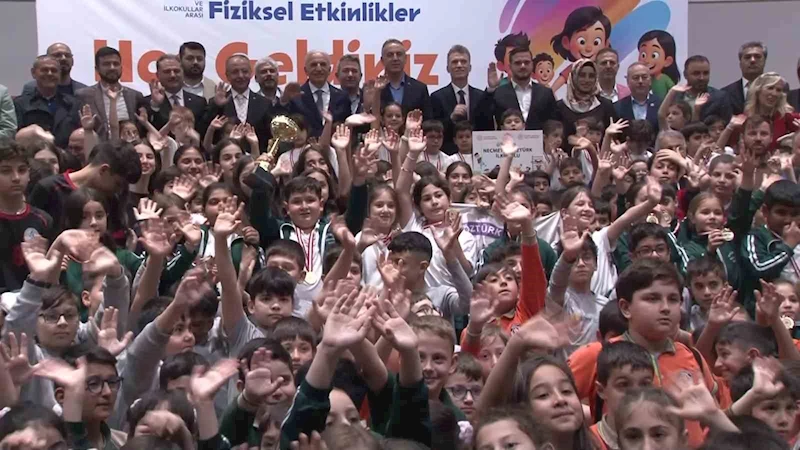Ümraniye’de, ’Geleneksel Çocuk Oyunları ve İlkokullar Arası Fiziksel Etkinlikler’de ödüller sahiplerini buldu
