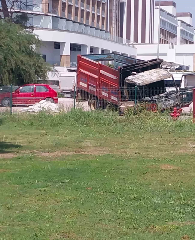 Kamyonette çıkıp çam ağacına sıçrayan yangın söndürüldü
