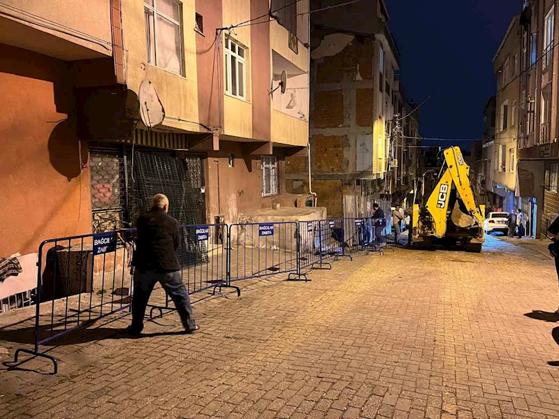 Bağcılar’da inşaatın temel kazma işlemi sırasında hasar gören 5 katlı bina mühürlendi
