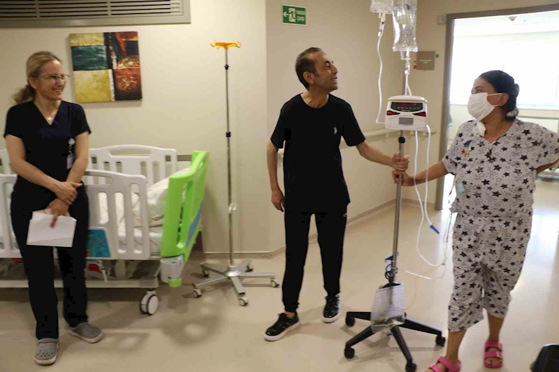 Yaşamasına yüzde 1 ihtimal verilen çiftin sıra dışı aşkı
