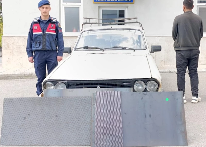 Römork arka kapağını çalmak isteyen şahıs yakalandı
