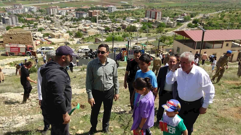 Gercüş’te Anneler Günü’ne armağan fidanlar toprakla buluşturuldu
