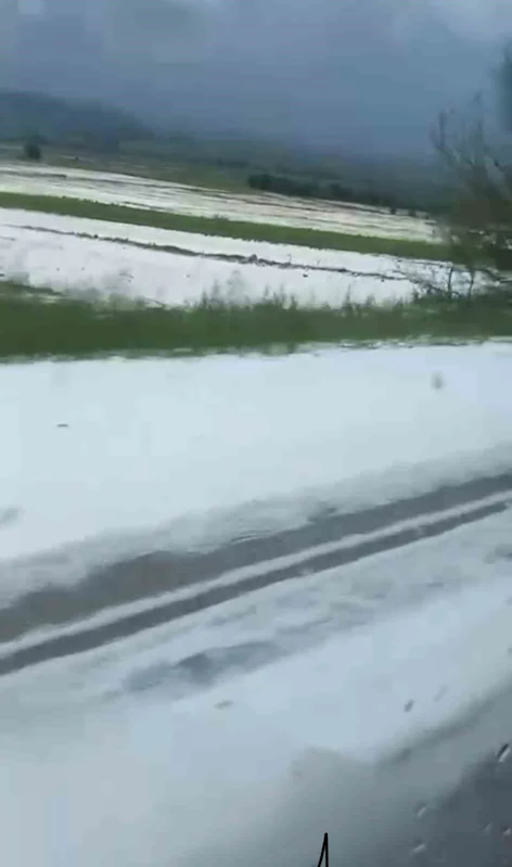 Tokat’ta dolu nedeniyle araziler beyaza büründü

