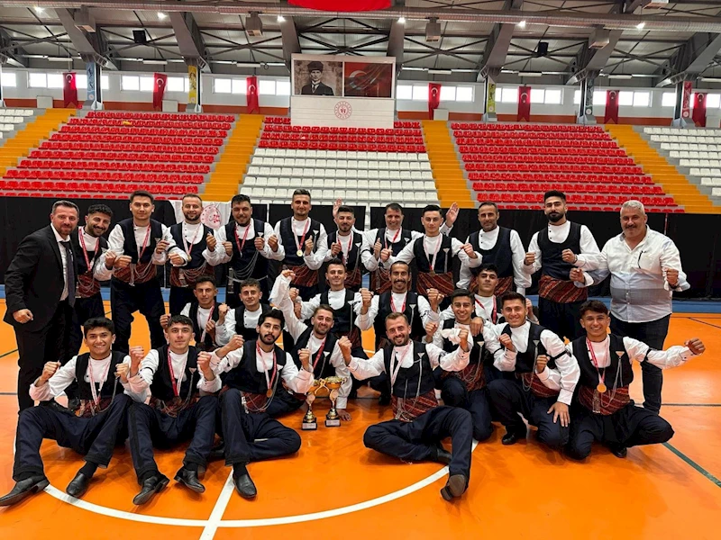 Halk oyunları yarışmasında Erzincangücü Spor Kulübü, gençler ve büyükler kategorisinde şampiyon oldu
