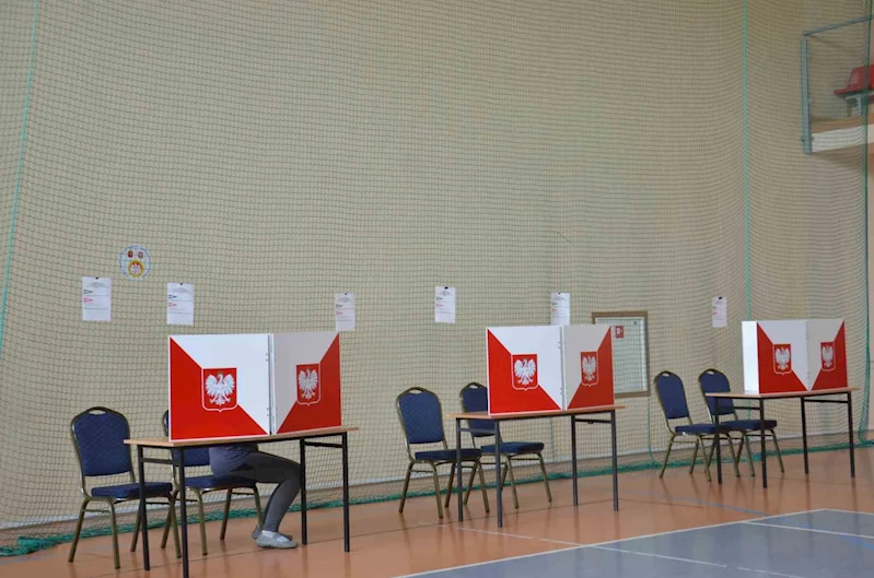 Polonya’da halk cumhurbaşkanlığı seçimleri ikinci turu için sandık başında
