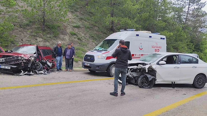 Karabük’te iki otomobil kafa kafaya çarpıştı: 8 yaralı
