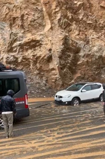 Kayseri’de heyelan nedeniyle yolda mahsur kalan araçlar kurtarıldı
