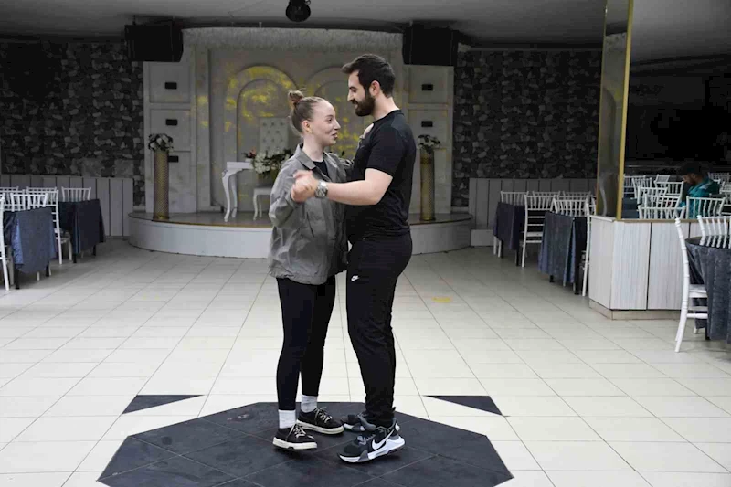 Mesafe tanımayan aşk, Ukraynalı gelinin zeybeği ile taçlanacak
