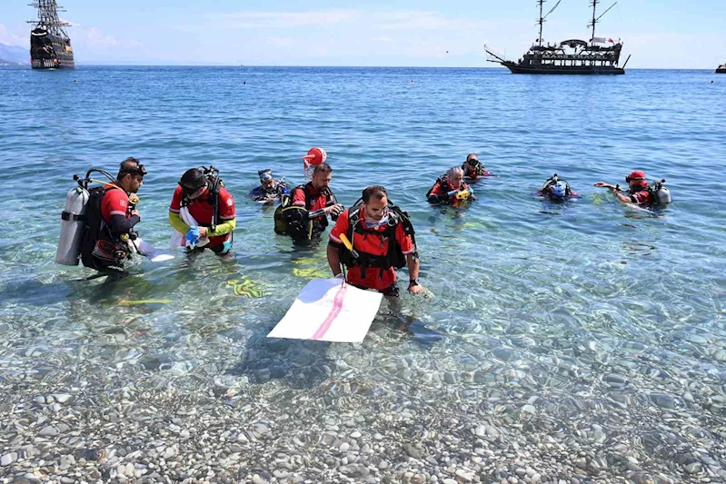 Kemer’de deniz dibi ve sahil temizliği etkinliği
