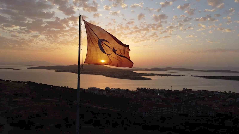 Gün batımında Türk bayrağı ve Ayvalık adaları görsel şölen oluşturdu

