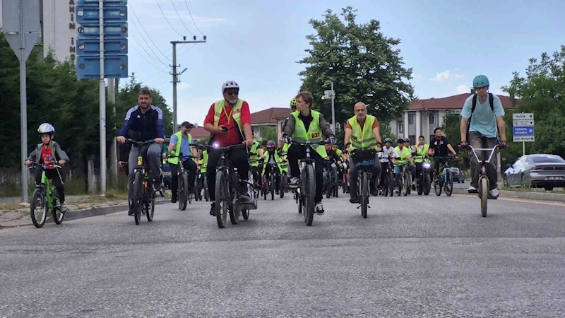 Yüzlerce pedal bisiklet baharı için çevrildi
