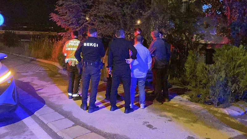 Islak zeminde kayan otomobil müstakil evin bahçesine daldı
