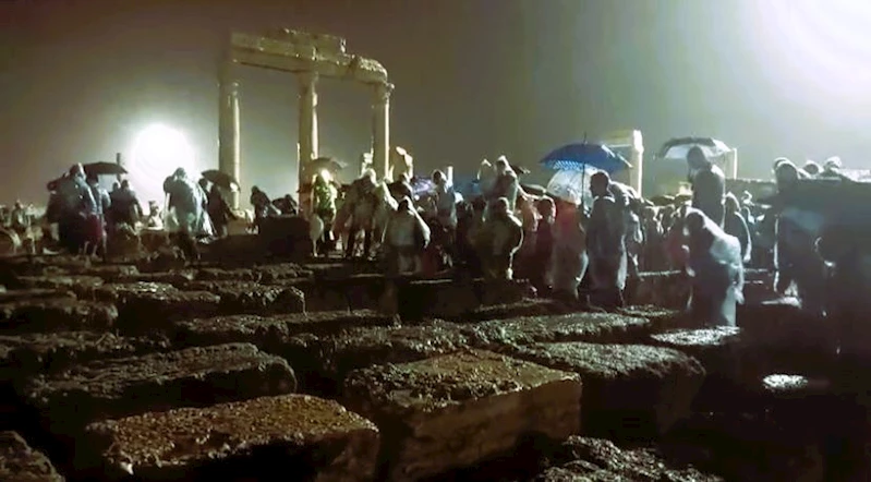 Laodikya’dan, Kızıl Ordu Korosunun şarkıları değil ‘yuh’ sesleri yükseldi
