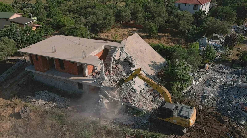 Ayvacık’ta 52 kaçak yapı yıkıldı
