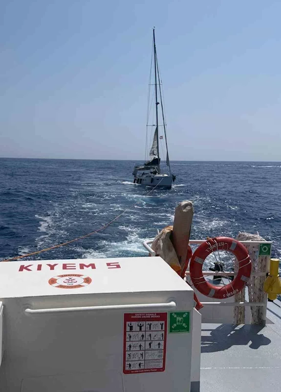 Fethiye’de makine arızası nedeniyle sürüklenen tekne kurtarıldı
