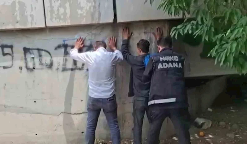 Parklar ve köprü altlarında uyuşturucu kullanan 45 kişi yakalandı
