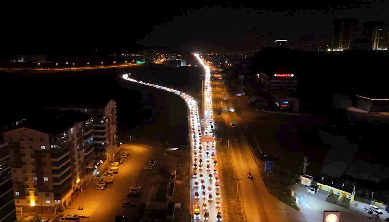 Tatilin son gecesinde trafik yoğunluğu zirve yaptı: 43 ilin geçiş güzergahı havadan görüntülendi
