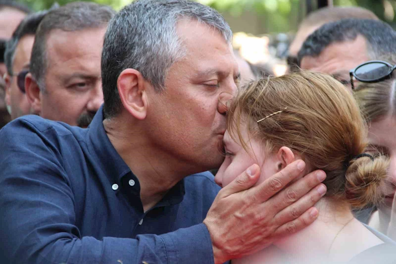 Özgür Özel Zeyrek ailesini biran olsun yalnız bırakmadı
