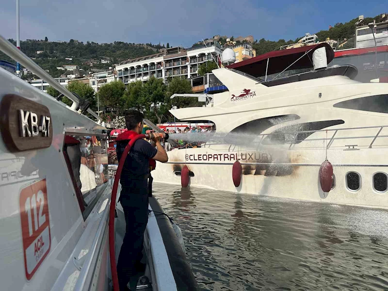 Alanya’da iskeleye bağlı lüks yat alevlere teslim oldu
