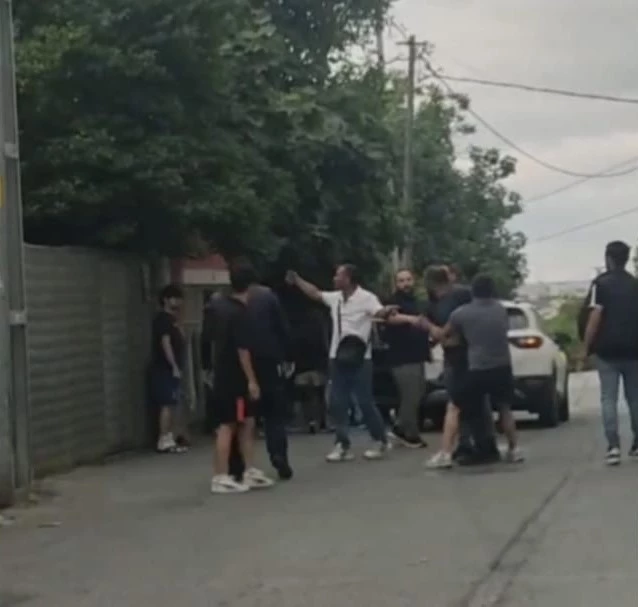 Sultangazi’de kimlik kontrolüne direnen alkollü şüpheli kadın polise saldırdı
