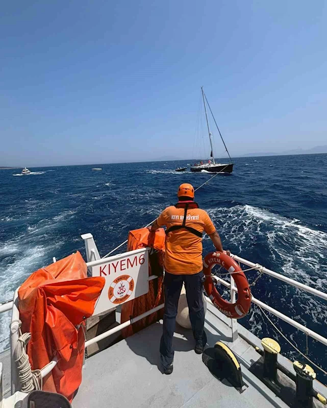 Bodrum açıklarında sürüklenen tekneyi KIYEM ekipleri kurtardı
