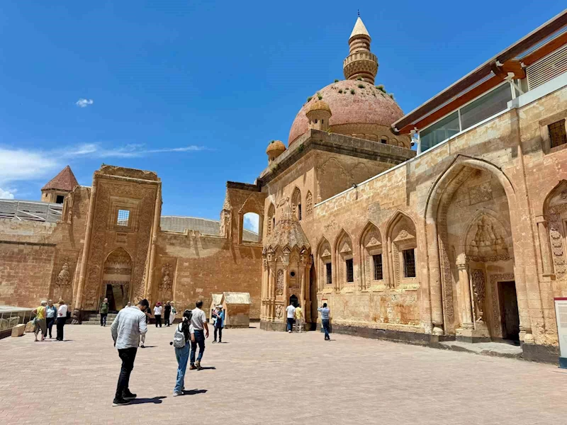 Tarihi İshak Paşa Sarayı ziyaretçi akınına uğradı
