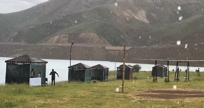 Yüksekova’da sağanak yağış etkili oldu
