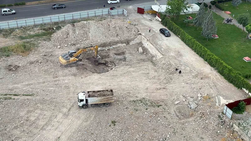 Diyarbakır’da 89 kişinin hayatını kaybettiği Galeria İş Merkezi’nin yerinde dönüşümünde ilk kepçe vuruldu
