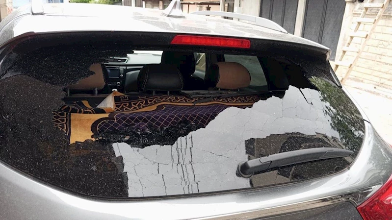Siirt’te fırtına nedeniyle arabalar hasar aldı
