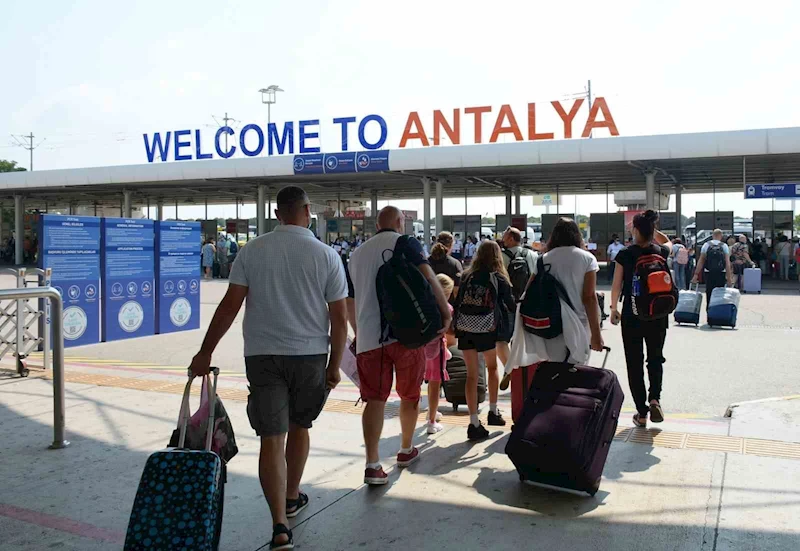 Antalya Havalimanı bayramda rekor kırdı
