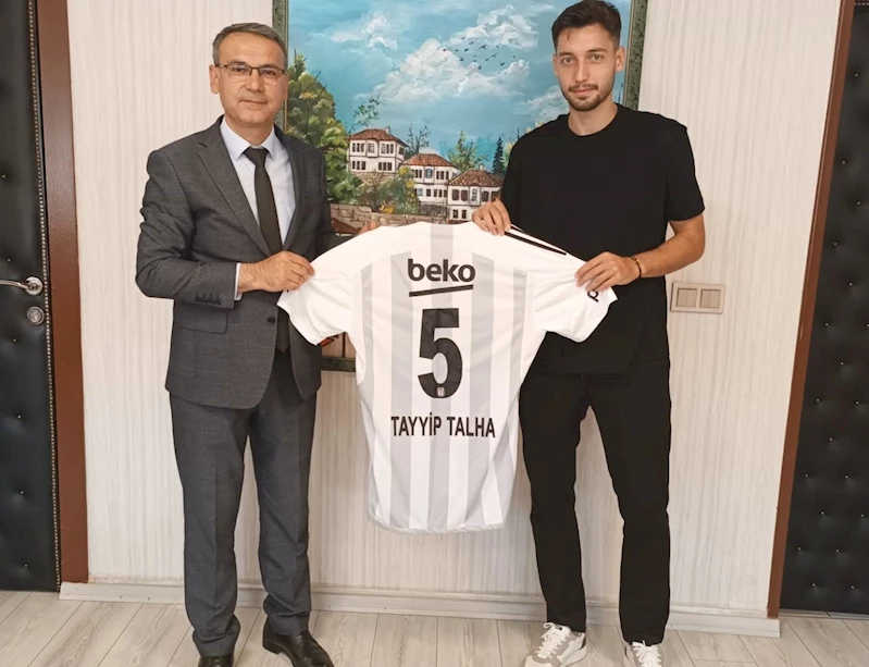 Tayyip Talha Sanuç’tan lise öğretmenine Beşiktaş forması
