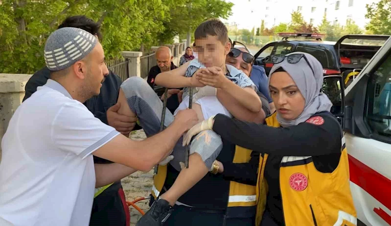 13 yaşındaki çocuk, koluna saplanan demirle hastaneye kaldırıldı
