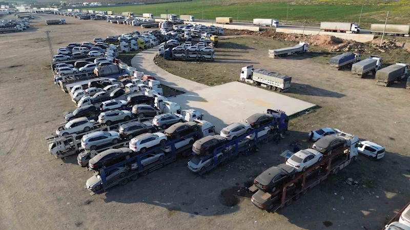 Uzak Doğu’dan getirilen yüzlerce ikinci el araç tırlarla Suriye’ye taşınıyor
