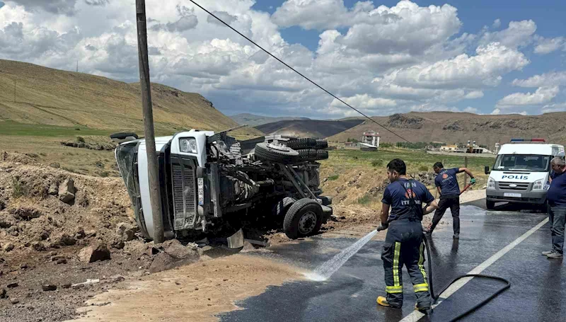 Kum yüklü tır devrildi: Sürücü yara almadan kurtuldu

