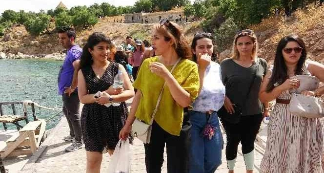 Bayramda Akdamar Adası ve ören yerlerine ziyaretçi akını
