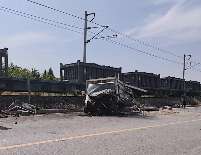 Malatya’da yük treni kamyonete çarptı
