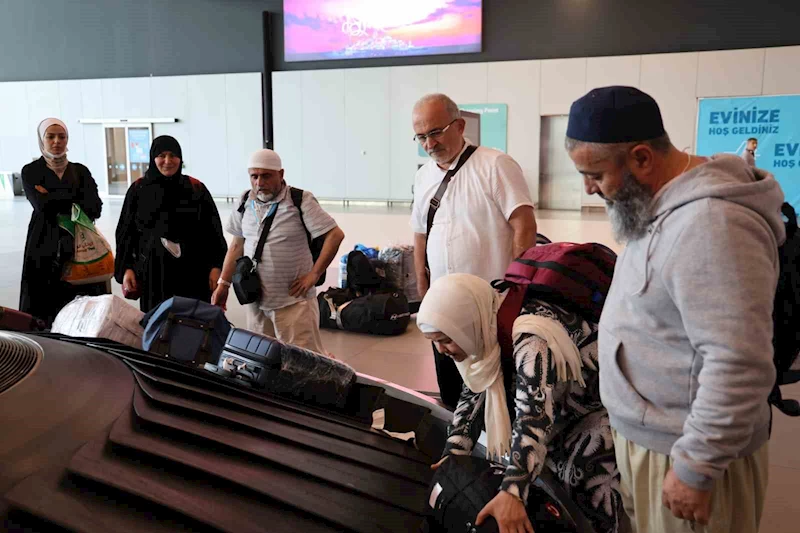 Kutsal topraklardan yurda dönen ilk hacı kafilesi İstanbul Havalimanı’nda gözyaşlarıyla karşılandı
