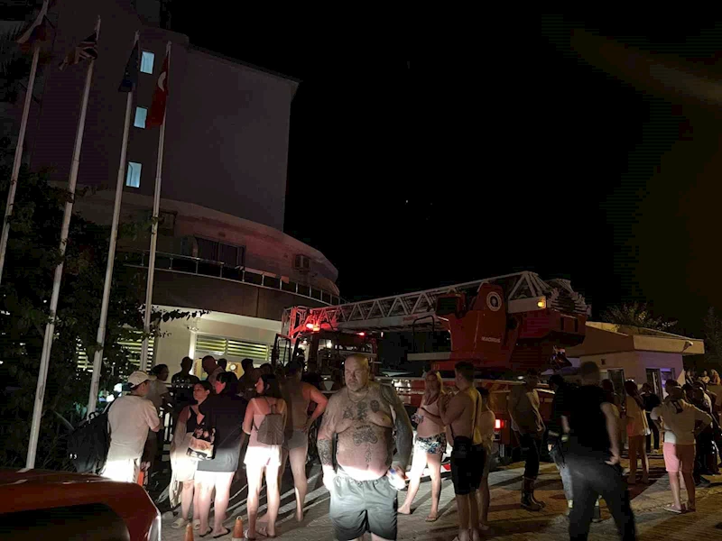 5 yıldızlı oteldeki yangında tahliye edilen 622 turist civar otellere yerleştirildi
